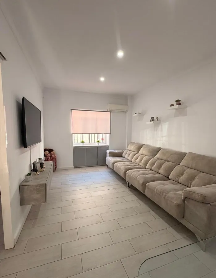 VIVIENDA ADOSADA RECIEN REFORMADA Y BIEN SITUADA EN EL CORAZON DE CHICLANA