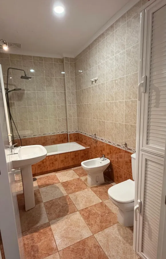 VIVIENDA ADOSADA RECIEN REFORMADA Y BIEN SITUADA EN EL CORAZON DE CHICLANA