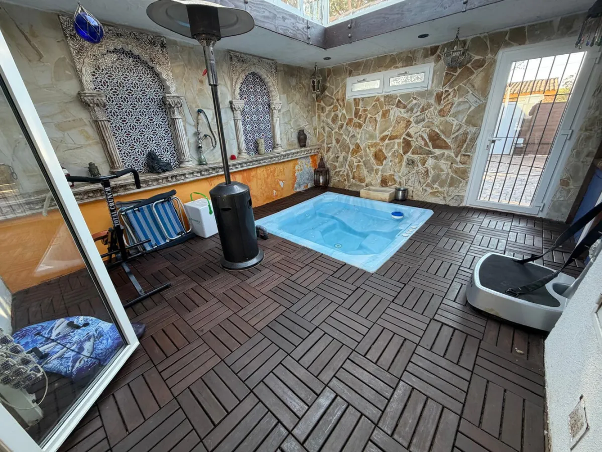 SE VENDE ESPECTACULAR CHALET CERCA DE LA BARROSA