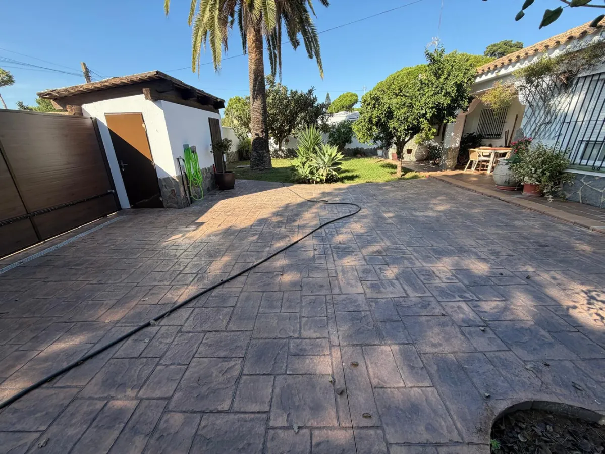 SE VENDE ESPECTACULAR CHALET CERCA DE LA BARROSA