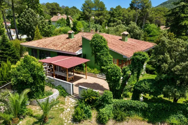 Casa mediterránea con parcela de 4.386 m² en La Drova – Privacidad, espacio y potencial